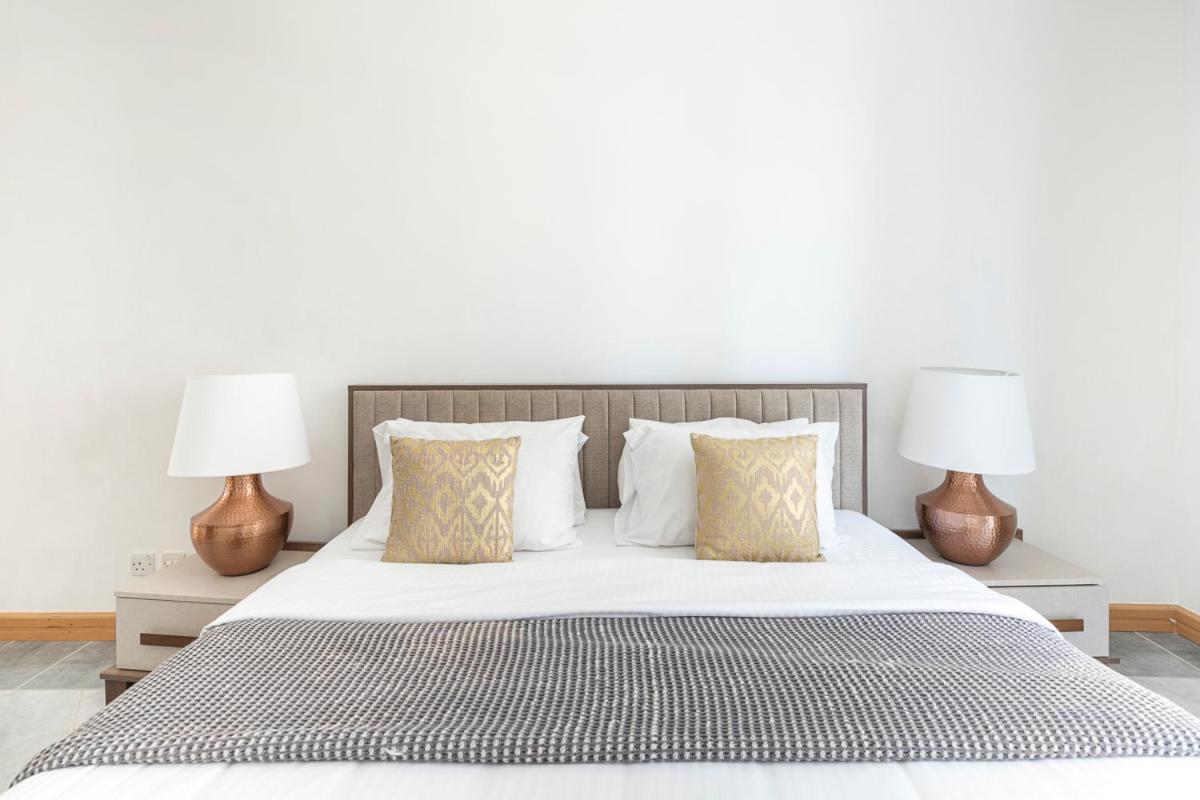 Frank Porter - Marina Terrace Apartment
